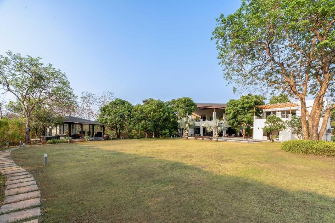 אליבג The Leaf By Stayvista - An Enchanting Escape Offering A Pool, Terrace, Lush Lawn, Contemporary Interiors, And Indoor Games מראה חיצוני תמונה