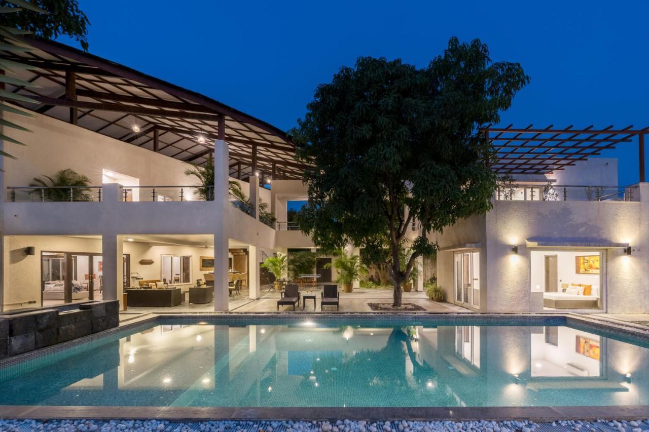 אליבג The Leaf By Stayvista - An Enchanting Escape Offering A Pool, Terrace, Lush Lawn, Contemporary Interiors, And Indoor Games מראה חיצוני תמונה