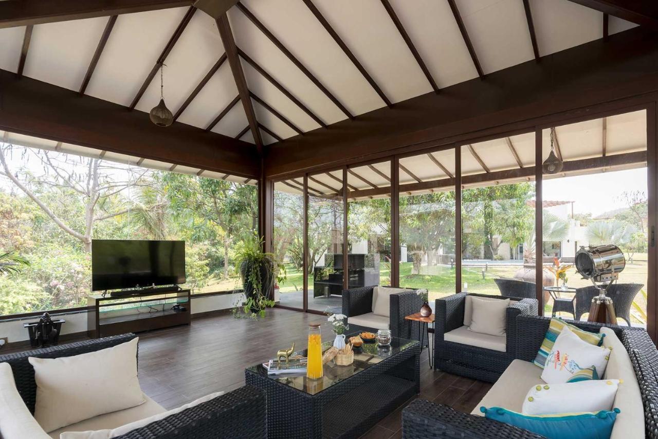אליבג The Leaf By Stayvista - An Enchanting Escape Offering A Pool, Terrace, Lush Lawn, Contemporary Interiors, And Indoor Games מראה חיצוני תמונה
