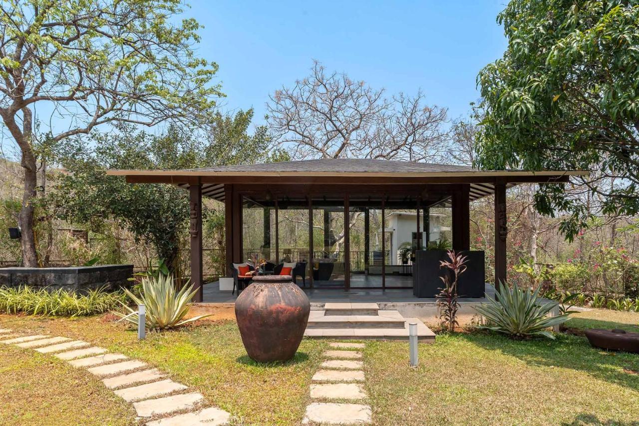 אליבג The Leaf By Stayvista - An Enchanting Escape Offering A Pool, Terrace, Lush Lawn, Contemporary Interiors, And Indoor Games מראה חיצוני תמונה