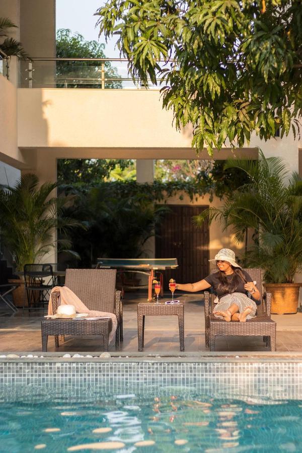 אליבג The Leaf By Stayvista - An Enchanting Escape Offering A Pool, Terrace, Lush Lawn, Contemporary Interiors, And Indoor Games מראה חיצוני תמונה