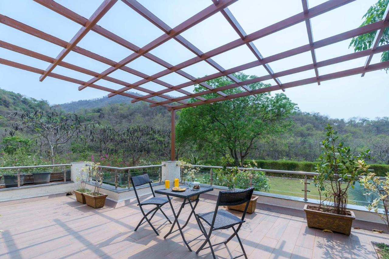 אליבג The Leaf By Stayvista - An Enchanting Escape Offering A Pool, Terrace, Lush Lawn, Contemporary Interiors, And Indoor Games מראה חיצוני תמונה