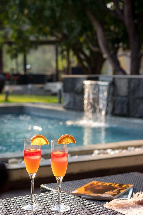 אליבג The Leaf By Stayvista - An Enchanting Escape Offering A Pool, Terrace, Lush Lawn, Contemporary Interiors, And Indoor Games מראה חיצוני תמונה