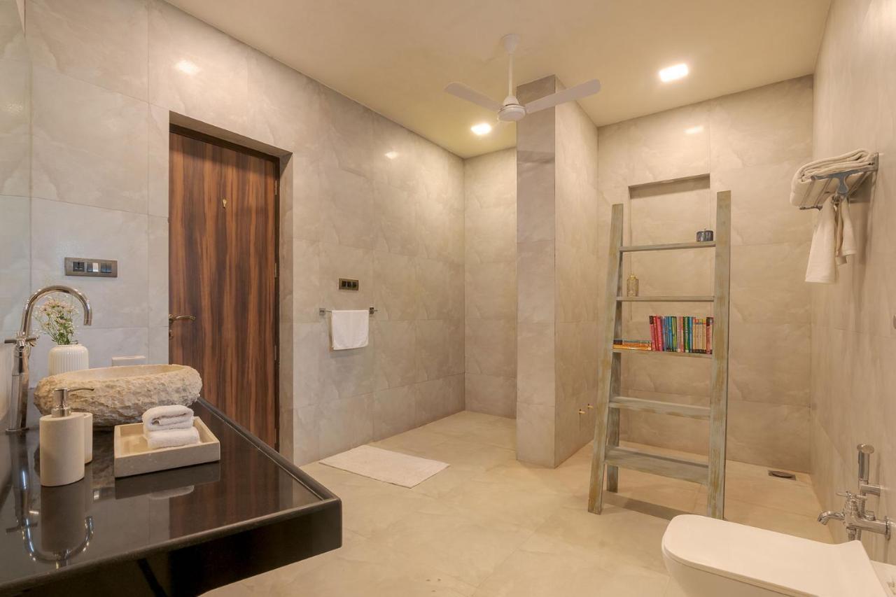 אליבג The Leaf By Stayvista - An Enchanting Escape Offering A Pool, Terrace, Lush Lawn, Contemporary Interiors, And Indoor Games מראה חיצוני תמונה
