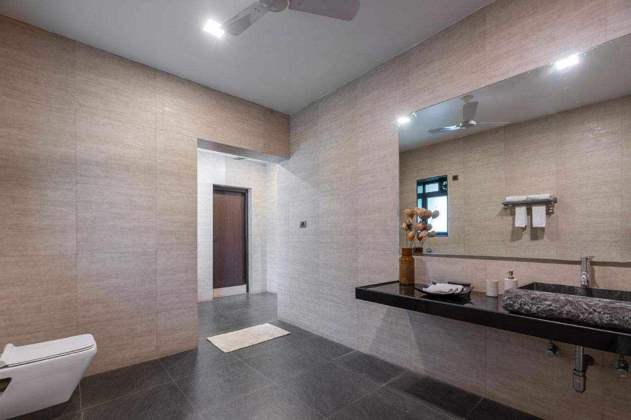 אליבג The Leaf By Stayvista - An Enchanting Escape Offering A Pool, Terrace, Lush Lawn, Contemporary Interiors, And Indoor Games מראה חיצוני תמונה