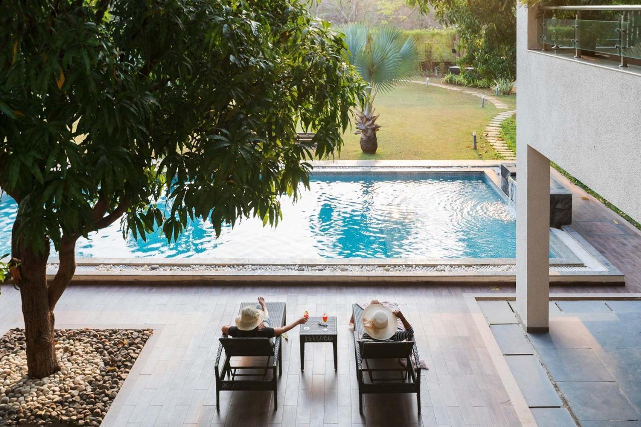 אליבג The Leaf By Stayvista - An Enchanting Escape Offering A Pool, Terrace, Lush Lawn, Contemporary Interiors, And Indoor Games מראה חיצוני תמונה