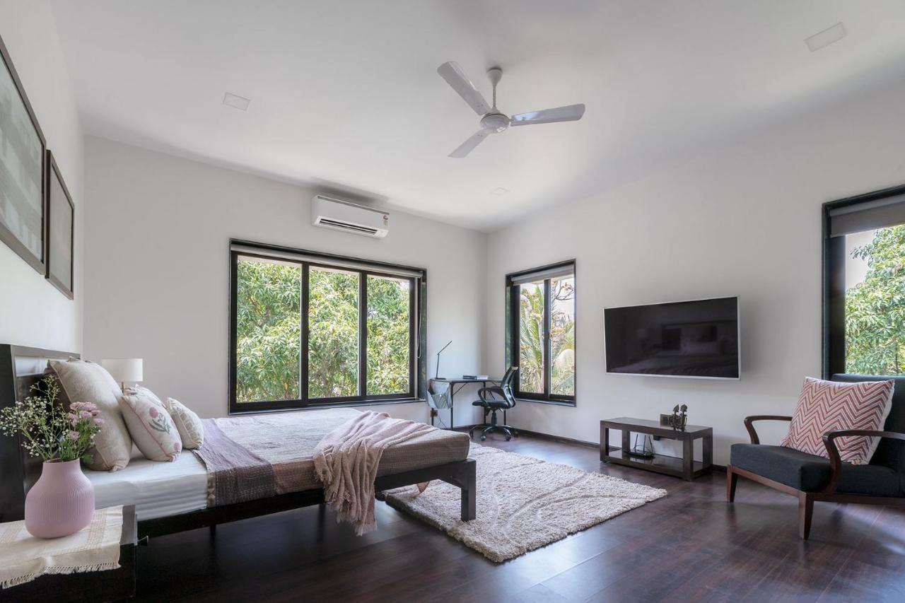 אליבג The Leaf By Stayvista - An Enchanting Escape Offering A Pool, Terrace, Lush Lawn, Contemporary Interiors, And Indoor Games מראה חיצוני תמונה