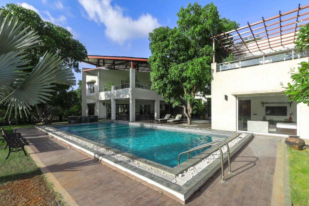 אליבג The Leaf By Stayvista - An Enchanting Escape Offering A Pool, Terrace, Lush Lawn, Contemporary Interiors, And Indoor Games מראה חיצוני תמונה