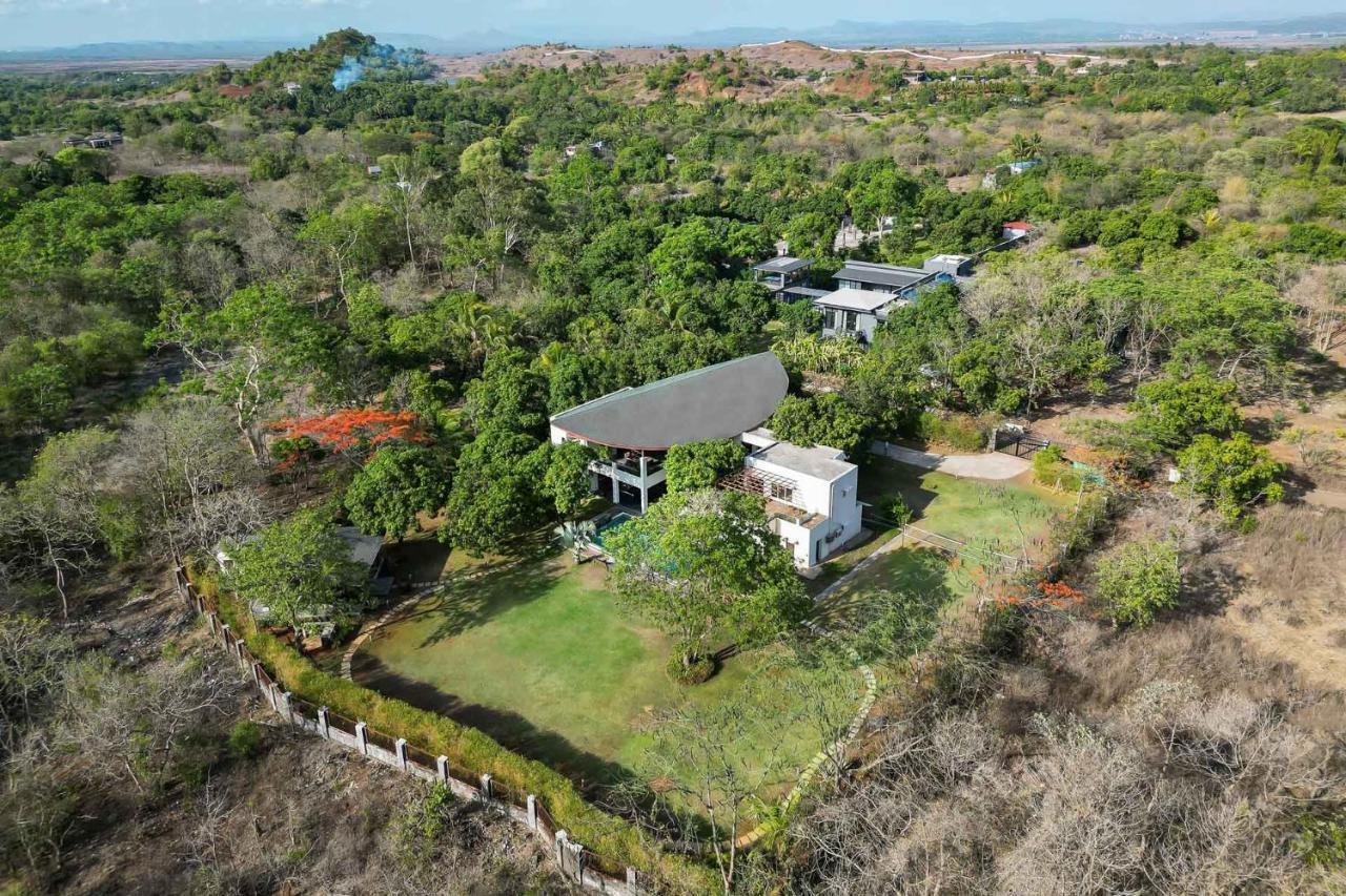 אליבג The Leaf By Stayvista - An Enchanting Escape Offering A Pool, Terrace, Lush Lawn, Contemporary Interiors, And Indoor Games מראה חיצוני תמונה